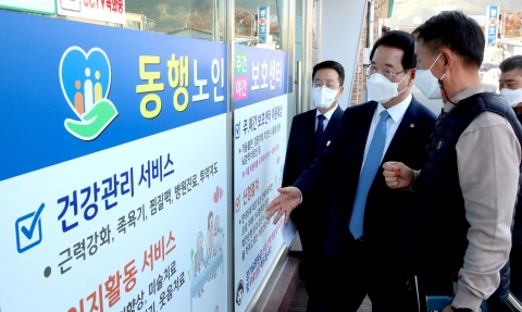 김영록 전남도지사, 어르신 주야간보호시설 운영 살펴