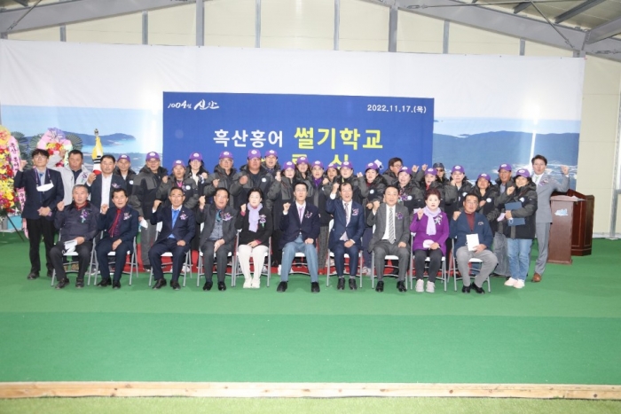 박우량 신안군수가 17일 홍어썰기학교 제3기 수료식에 참석하고 있다.