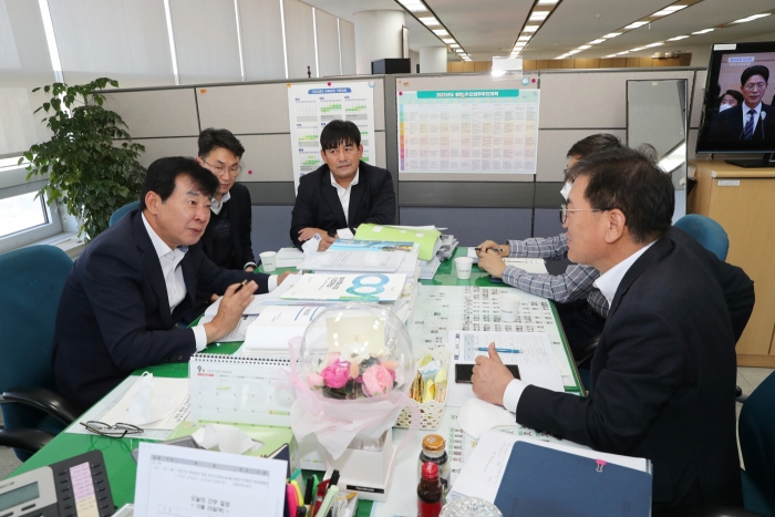 김성 장흥군수(왼쪽)가 중앙부처을 방문해 예산 지원의 필요성을 설명하고 있다.
