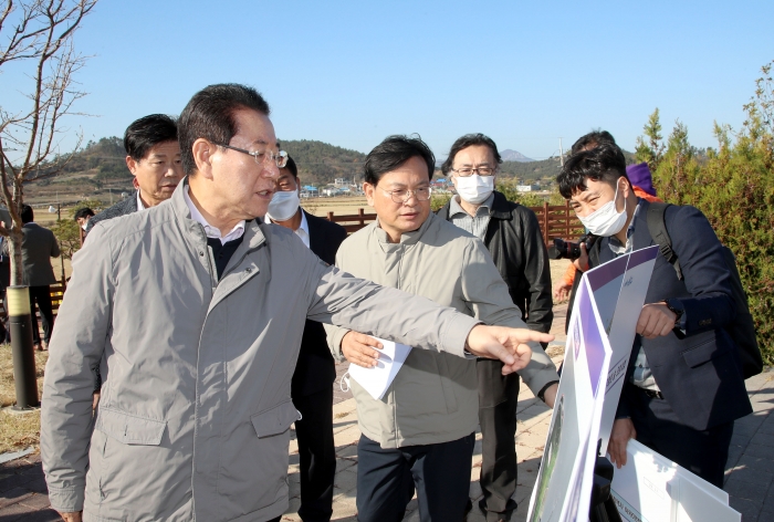 김영록 전라남도지사가 19일 김대중 한반도 평화의 숲을 조성 중인 신안 하의도를 방문해 추진상황을 살피고 있다.