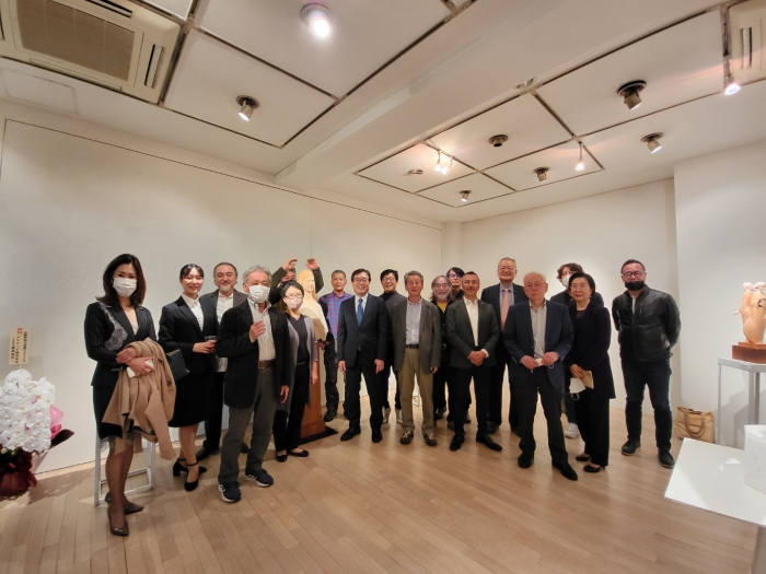 윤영달 크라운해태제과 회장(오른쪽 5번째)과 관계자들이 일본 도쿄 긴자 세호 갤러리에서 열린 '2022 K-Sculpture 한국·일본 교류전' 개막식에서 기념촬영을 하고 있다. 사진=크라운해태제과 제공