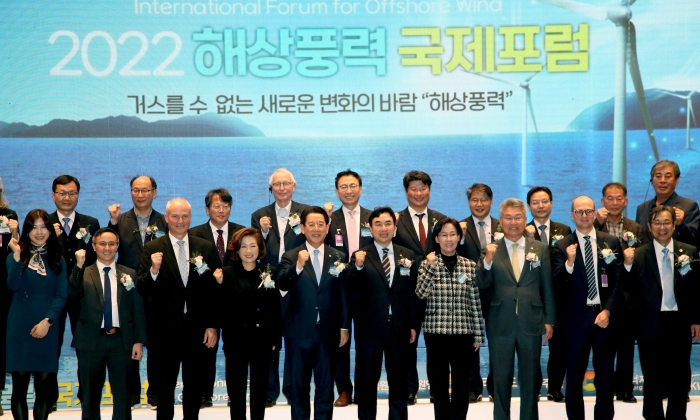 전남도는 23일 국회에서 김영록 전남도지사가 참가한 가운데 김원이․양이원영 국회의원, 녹색에너지연구원, 한국풍력에너지학회와 함께 '2022 해상풍력 국제포럼'을 개최하고 있다.