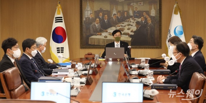 이창용 한국은행 총재가 24일 서울 중구 한국은행에서 열린 금융통화위원회 본회의에 참석하고 있다. 사진=사진공동취재단