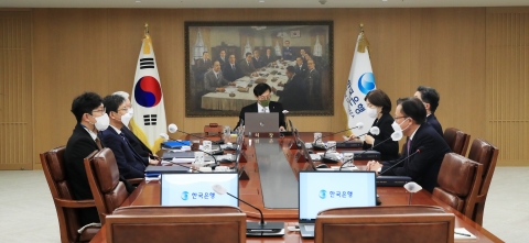 한미 금리차 22년만에 최대···금융안정 챙기는 한은의 복잡해진 셈법