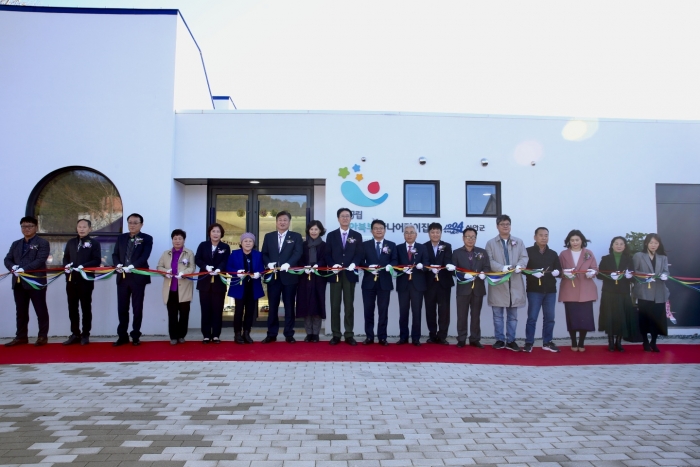 신안군이 23일 지도읍에서 국공립 신안북부하나어린이집 준공식을 개최하고 있다.