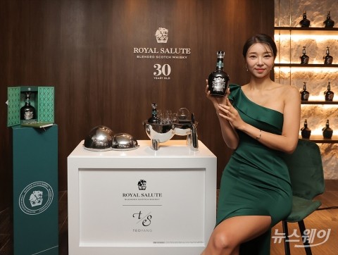 로얄살루트, 하이엔트 컬렉션 '로얄살루트 30년' 공개