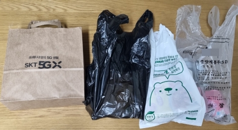 &quot;신고하지 마세요&quot;···규제 첫 주, 편의점주는 몰래 검은 봉투를 건넸다