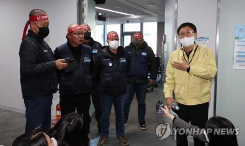 정부·화물연대 2차 협상 40분만에 결렬···정부 &quot;안전운임제 전면 재검토&quot;