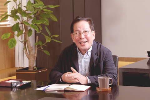 권원강 교촌 회장 복귀···&quot;글로벌 식품라이프스타일 기업 될 것&quot;