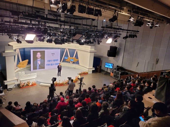 목포시가 주최한 목포시민아카데미 강좌에서 영화 '재심'의 실제 모델인 박준영 변호사가 '사람이 사람에게 기적이 될 수 있을까'라는 주제로 강연하고 있다.