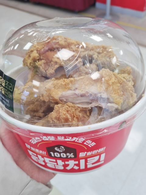 '당당치킨'서 먹다 만 다리 발견···&quot;노숙자 취식 가능성&quot;