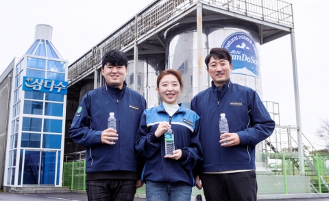 제주삼다수 직원들, 페트병으로 만든 '친환경 근무복' 입는다