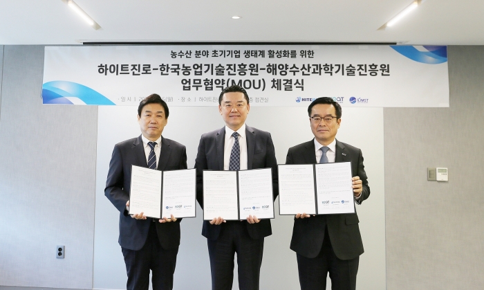 이트진로는 5일 하이트진로 서초동 사옥에서 한국농업기술진흥원, 해양수산과학기술진흥원과 스타트업 지원을 위한 MOU를 체결했다. 왼쪽부터 오운열 해양수산과학기술진흥원 원장, 김인규 하이트진로 대표이사, 안호근 한국농업기술진흥원 원장. 사진=하이트진로 제공