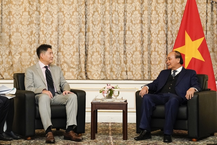 조현준 효성 회장(왼쪽)이 응우옌 쑤언 푹 베트남 국가주석을 만나 베트남에 지속적인 투자를 약속하는 등 사업확대 방안을 논의했다. 사진=효성 제공