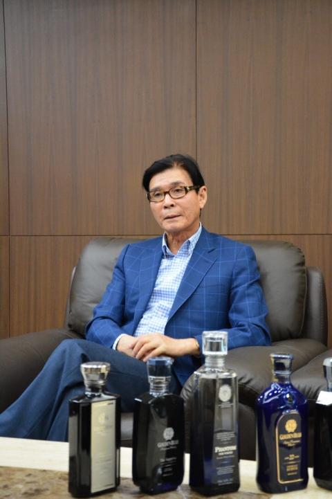 박용수 골든블루 회장, 경영 전면 등장···김동욱 대표는 사임