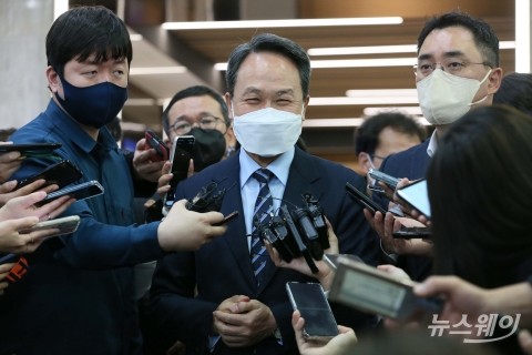 상고 출신 진옥동, 신한금융 회장 내정...&quot;백년 신한 기틀 잡을 것&quot;