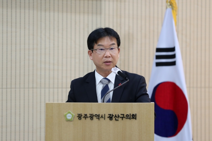 박병규 광산구청장이 지난 7일 제276회 광산구의회 제2차 정례회 구정질문에서 의원들의 질의에 답변하고 있다.