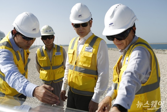 이재용 회장이 UAE 바라카 건설현장을 찾은 모습. 사진=삼성전자 제공