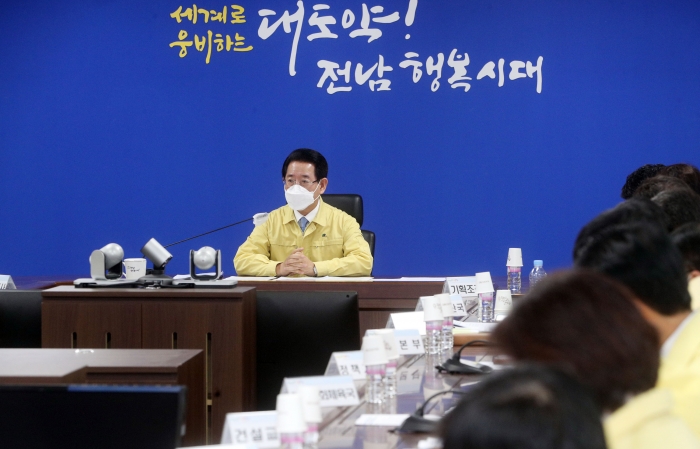 김영록 전라남도지사가 9일 개최된 가뭄대책 상황보고회에서 실국별 추진사항을 점검하고 있다.