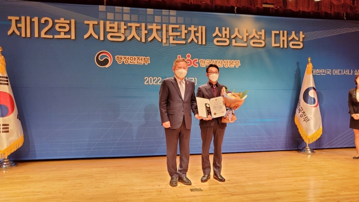 신안군이 9일 행정안전부가 주최한 제12회 지방자치단체 생산성대상에 응모해 '기량향상 분야'에서 행정안전부 장관상을 수상하고 있다.