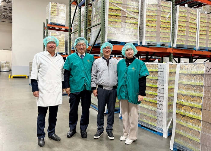 민슬리(Minsley Inc.) 방문 현장= 한국농수산식품유통공사 김춘진 사장(좌측 2번째), 송태진 민슬리 대표(우측 2번째)
