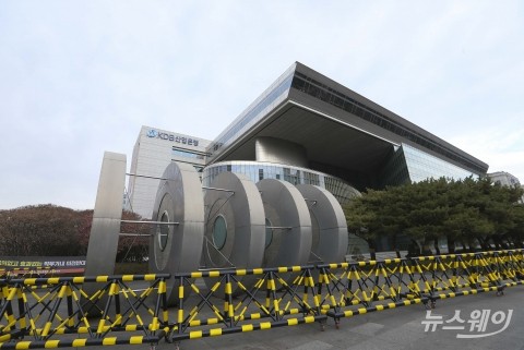 금융위 업무보고에 인사까지···노조 반발에도 강행되는 산은 '부산행'
