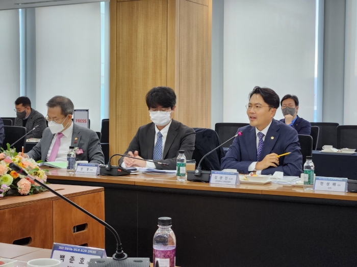 김광진 광주시 문화경제부시장은 12일 경기도 판교 경기창조경제혁신센터에서 열린 '인공지능 반도체 최고위 전략대화 및 K-클라우드 얼라이언스 출범식' 에 지자체 중 유일하게 참석, 산·학·연·관 대표와 함께 글로벌 인공지능 반도체 시장을 선점하기 위한 전략적 협력방안을 논의했다. 사진=광주광역시 제공