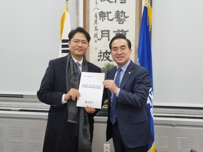 김광진 문화경제부시장이 12일 국회에서 더불어민주당 박홍근 원내대표를 면담하고, 인공지능 집적단지 2단계 사업 기획비 등 주요사업의 필요성을 설명하고 내년도 예산에 반영될 수 있도록 적극 건의했다. 사진=광주광역시 제공