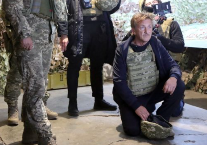 헐리우드 배우 숀 펜과 그가 설립한 NGO 코어는 우크라이나 전쟁 후 전쟁의 참상을 알리는 현지 다큐멘터리를 제작했다. 사진=코어