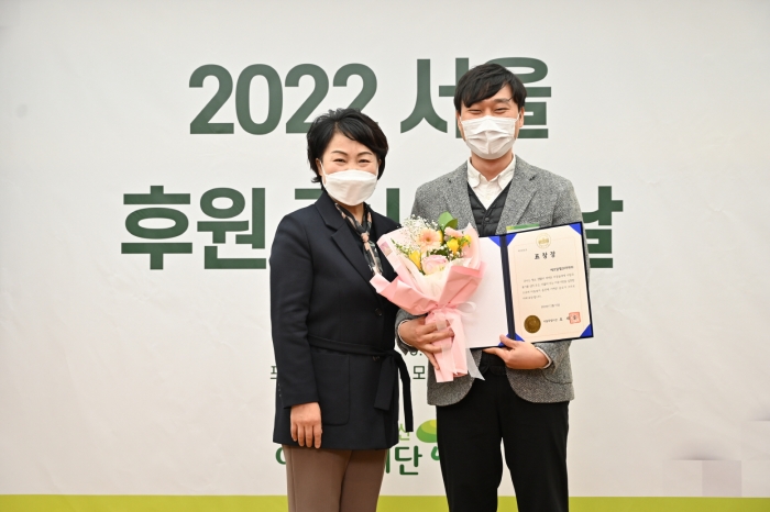 유니클로는 지난 15일 열린 '2022 서울 후원 감사의 날'에서 초록우산 어린이재단과 함께 지역아동센터 아동 후원 공로를 인정받아 서울특별시장 표창을 수상했다고 16일 밝혔다. 사진=유니클로 제공