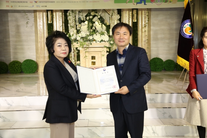 광양제철소 이형근 과장(오른쪽)이 13일 열린 '2022 제16회 사랑의 끈 연결운동 전국대회'에서 보건복지부 장관 표창을 수상하고 있다.