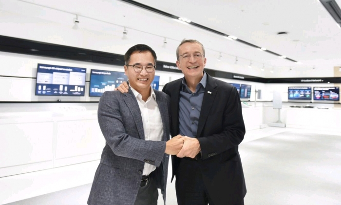 지난해 12월 한국을 찾은 팻 겔싱어 인텔 최고경영자와 김우준 삼성전자 DX부문 네트워크사업부장. 사진=삼성전자 제공