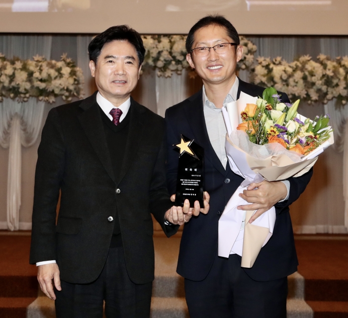 전라남도교육청이 16일 박준영 변호사를 희망 전남교육 명예대사로 위촉하고 있다.