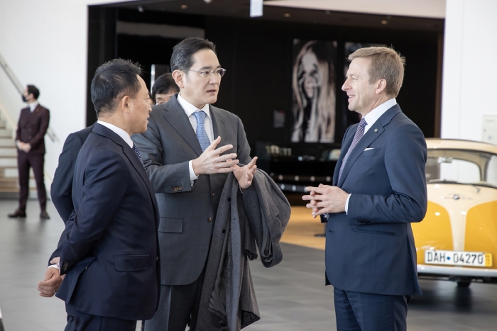 이재용 삼성전자 회장은 17일 인천 영종도에 위치한 BMW 드라이빙 센터에서 올리버 집세 BMW CEO를 만나 대화를 주고 받고 있다. 최윤호 삼성SDI 사장이 함께한 모습. 사진=삼성전자 제공