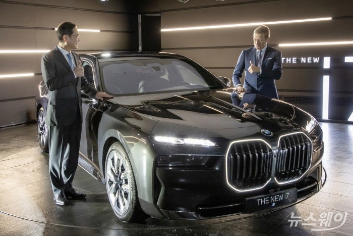 이재용 삼성전자 회장이 17일 영종도 BMW 드라이빙 센터에서 올리버 집세 BMW CEO와 함께 삼성SDI 배터리가 탑재된 플래그십 전기 세단 '뉴 i7'에 옆에서 엄지척을 하고 있다. 사진=삼성전자 제공