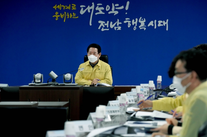 김영록 전라남도지사가 18일 재난상황실에서 대설‧강풍 대처사항 점검회의를 갖고