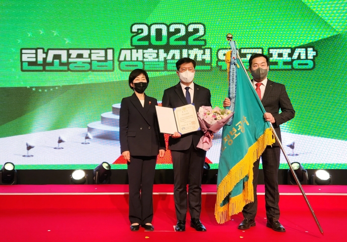 LX공사 최규명 부사장(왼쪽 두번째)이 12월13일 서울여성플라자에서 열린 '2022 친환경 기술진흥 및 소비촉진 유공' 정보포상 시상식에 참석해 국무총리 표창을 수상했다.