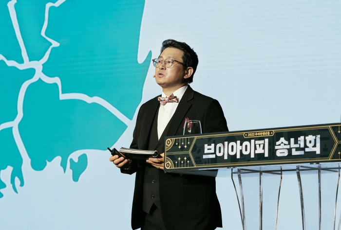 김병우 우아한청년들 대표이사가 15일 임직원 송년회에서 새로운 비전으로 '언제나 믿을 수 있는 물류경험'을 발표하고 있다. 사진=우아한청년들 제공