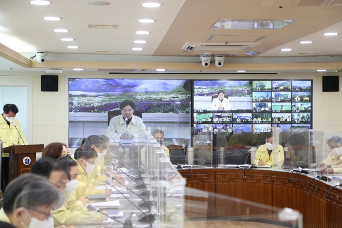 전라남도교육청이 19일 오전 22개 교육지원청 교육장들과 긴급 대책 영상회의를 열고 학사 및 안전 대책 마련을 논의하고 있다.