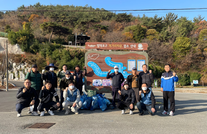 광양제철소 압연설비부 임직원들이 17일 광양시 진월면 외망마을에서 봉사활동을 펼친 뒤 기념촬영하고 있다.