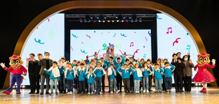 롯데월드 샤롯데 봉사단과 소아암 아동들이 함께한 '천사들의 합창 시즌4' 단체사진/사진=롯데 제공