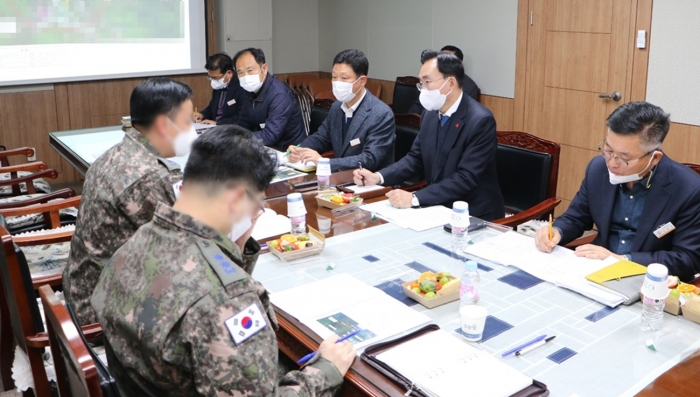 윤병태 나주시장이 최근 공군 미사일방어사령부 군 관계자들과 간담회를 통해 금성산 정상 상시개방을 공식적으로 요청했다.