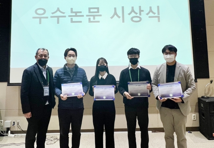 왼쪽부터 전인철 교수, 강영모, 강영지, 송제민, 박상호씨.