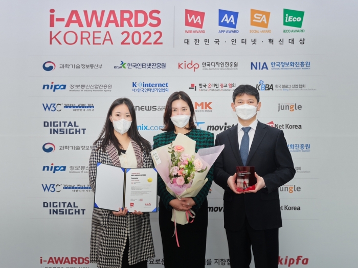 신라면세점은 지난 20일 서울시 서초구 양재동 소재 aT센터에서 진행된 '웹·스마트앱 어워드 2022' 시상식에서 총 3개 부문 대상을 수상한 후 기념촬영을 하고 있다. (왼쪽부터)최성민 신라면세점 그룹장, 김보연 상무, 이재균 그룹장. 사진=신라면세점 제공