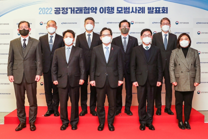 임대규 현대홈쇼핑 사장(뒷줄 오른쪽에서 두 번째)이 '공정거래협약 이행평가' 모범사례로 선정돼 한기정 공정거래위원장(앞줄 가운데) 및 선정 기업 관계자들과 기념 사진을 촬영하고 있는 모습./사진=현대홈쇼핑 제공