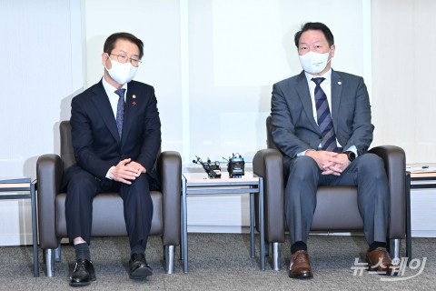최태원 회장, 이정식 장관 취임 후 첫 만남···&quot;노동시장 개혁 방향 논의 나눠&quot;