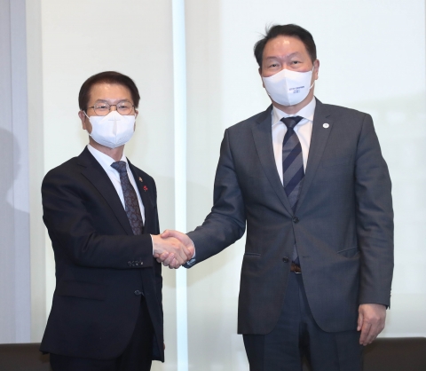 최태원 회장 &quot;고용이 잘 돼야 경제발전 이어져&quot;