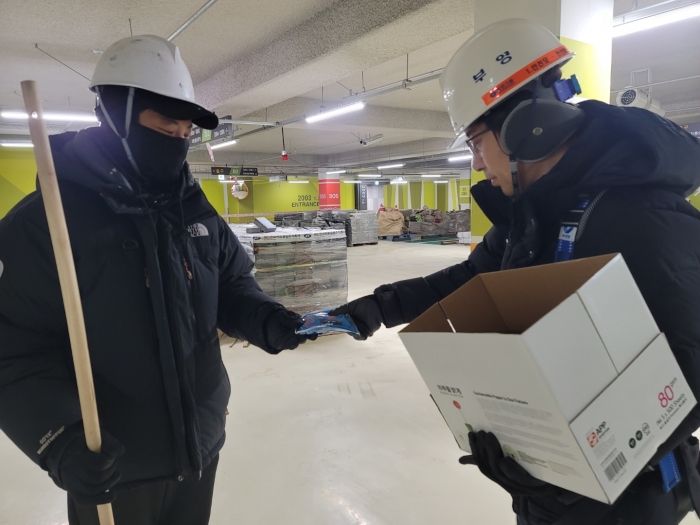 부영그룹 건설현장에서 작업자에게 핫팩을 나눠주고 있다. 사진=부영 제공