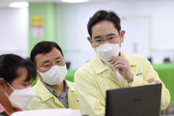 이재용 삼성전자 회장이 22일(목) 베트남 하노이 인근의 삼성전자 법인(SEV)을 방문해 스마트폰 생산 공장을 점검하고 있다. 사진=삼성전자 제공