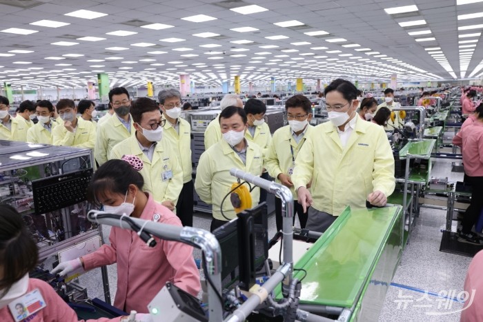 이재용 삼성전자 회장이 22일 베트남 하노이 인근의 삼성전자 법인(SEV)을 방문해 스마트폰 생산 공장을 점검하는 모습. 사진=삼성전자 제공